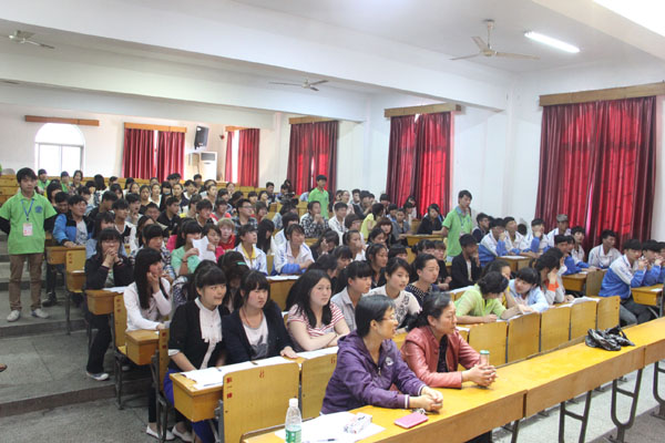 图为该校计算机专业组社举行学校训 忆校史知识竞答活动.jpg