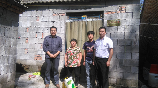 走访我校特困学生_副本.jpg