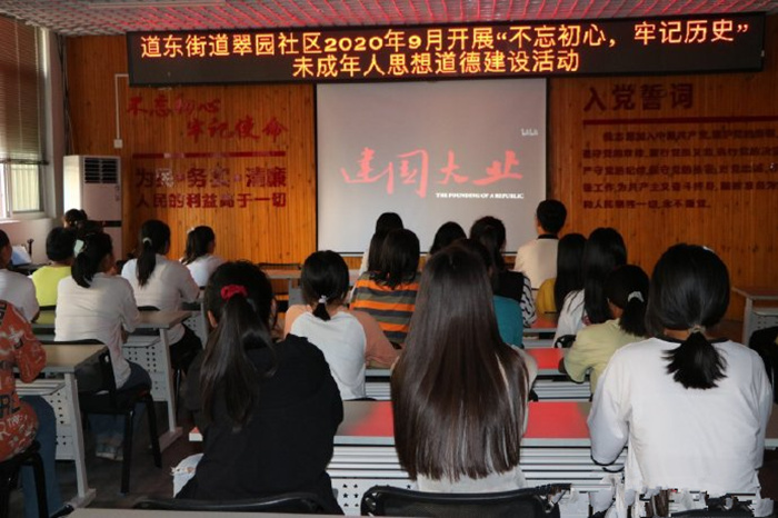 我校学生走进社区开展重温抗战史活动.jpg