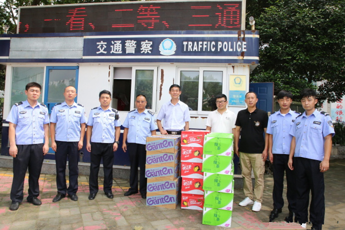 慰问交警.jpg