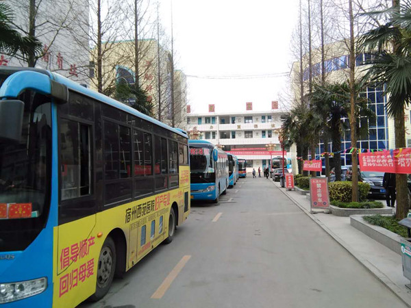 调动大客车接送学生周末返家赢赞誉.jpg