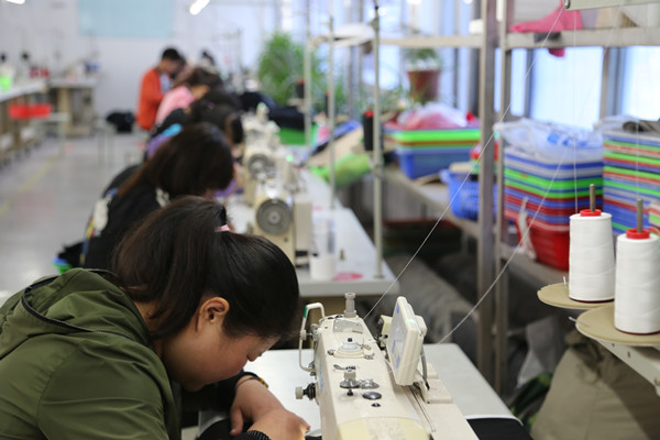 来料加工合作忙   学校办起校中厂.JPG