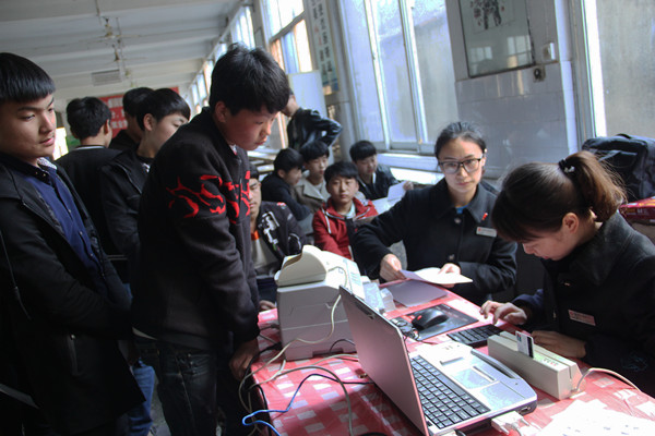 宿州农村商业银行进驻校园服务学生 .JPG