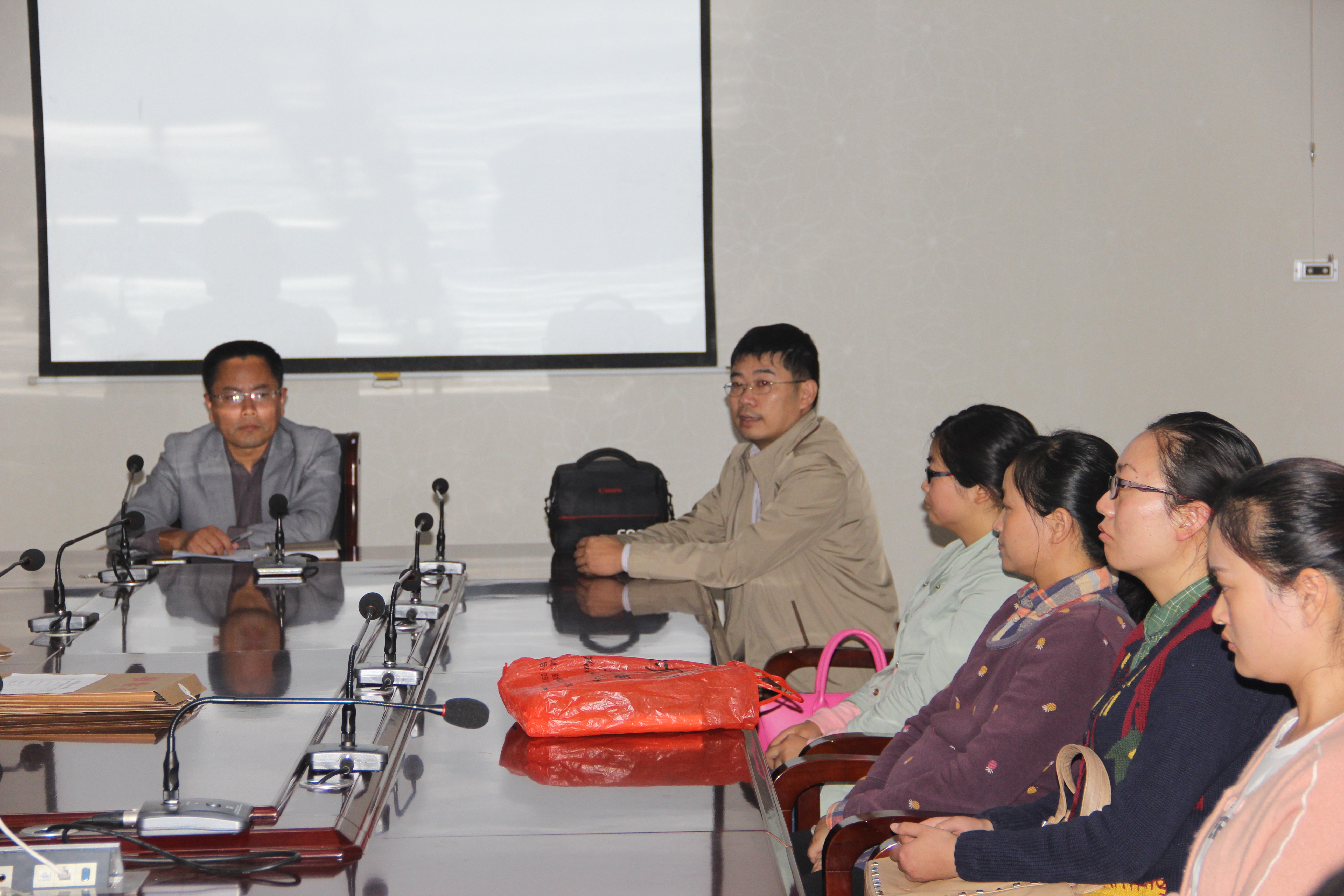青年教师座谈会(1).JPG