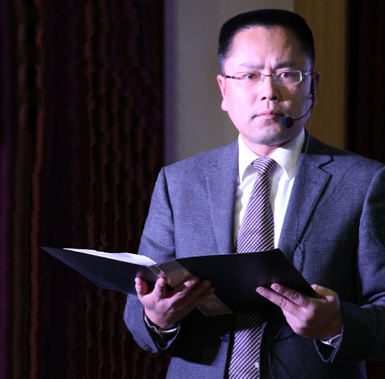 省级教坛之星吕学忠进行语音示范教学.jpg