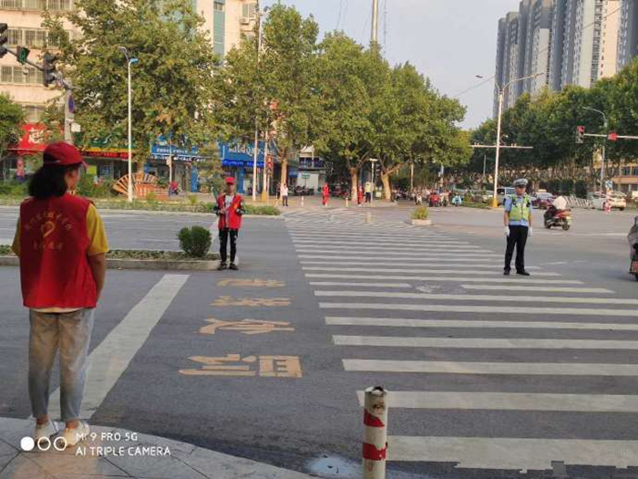 校团委组织开展礼让行人志愿者活动.jpg