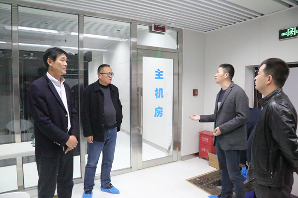 参观合工大宣城校区智慧机房_副本.jpg