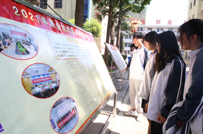 观看展板01.png