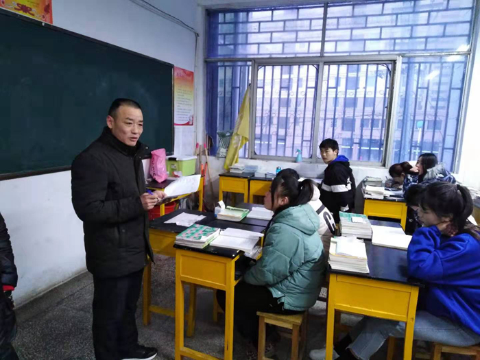 服装组检查仪容仪表.jpg