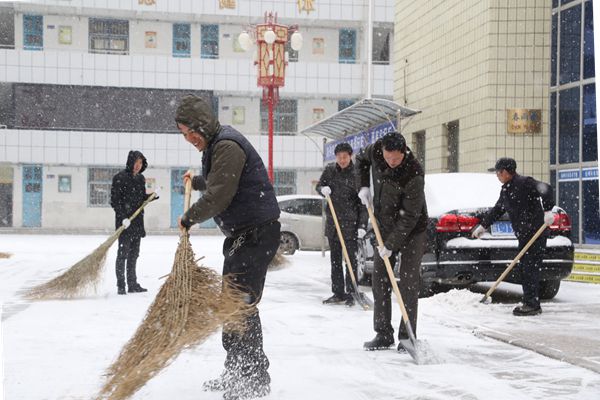 党员活动日扫雪一_副本.jpg