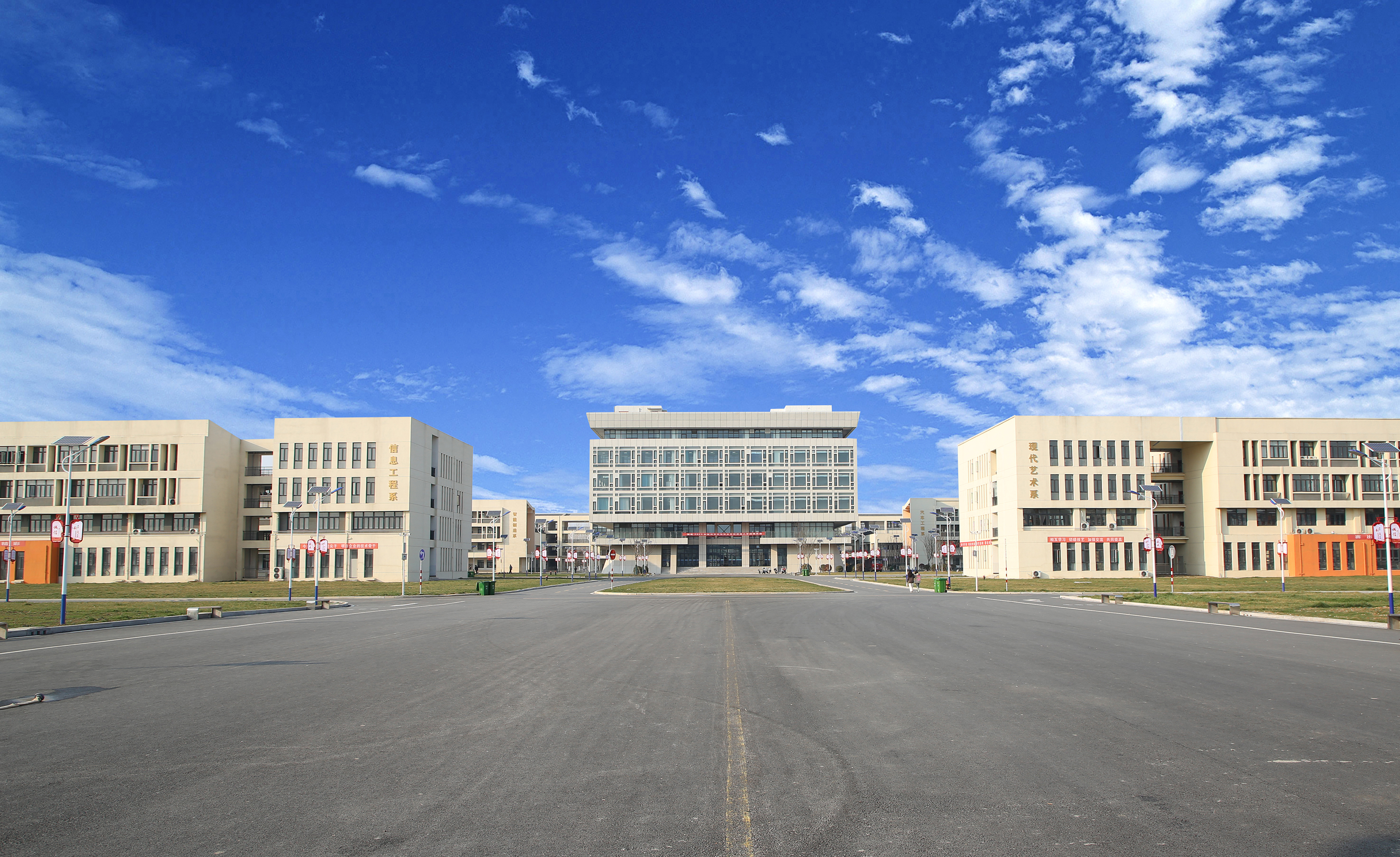 学校行政楼南002.jpg