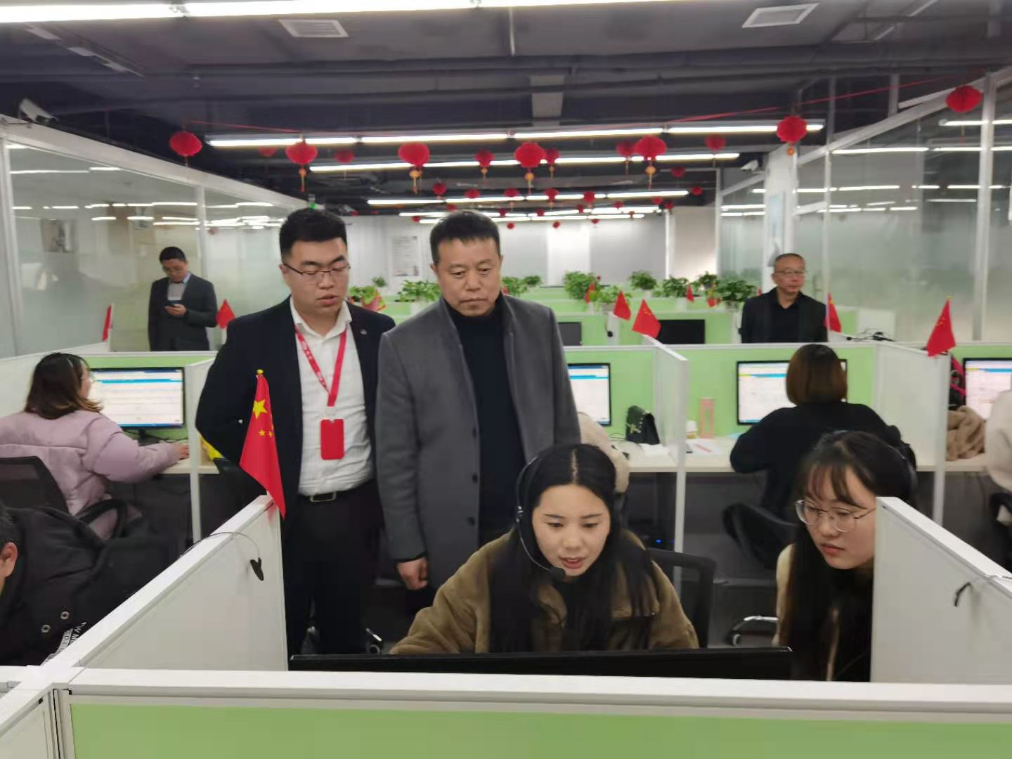 陈计葱看望实习学生02.jpg