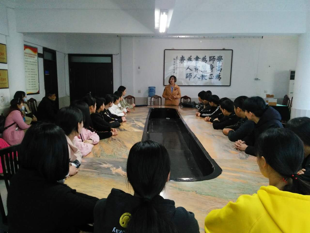 宿州应用技术学校与北京商鲲集团开展培养高铁乘务员合作.jpg