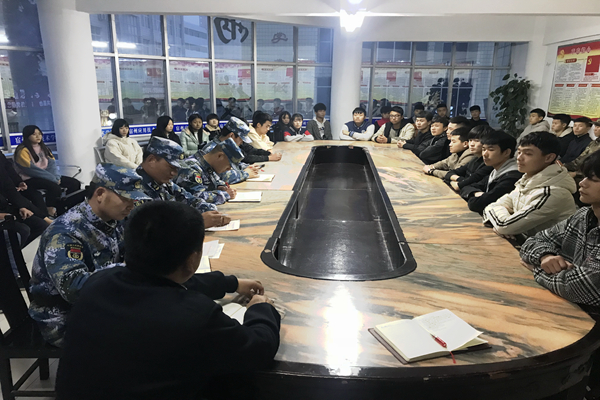 宿州应用技术学校政教处征集学生建议推进军事化管理工作.jpg