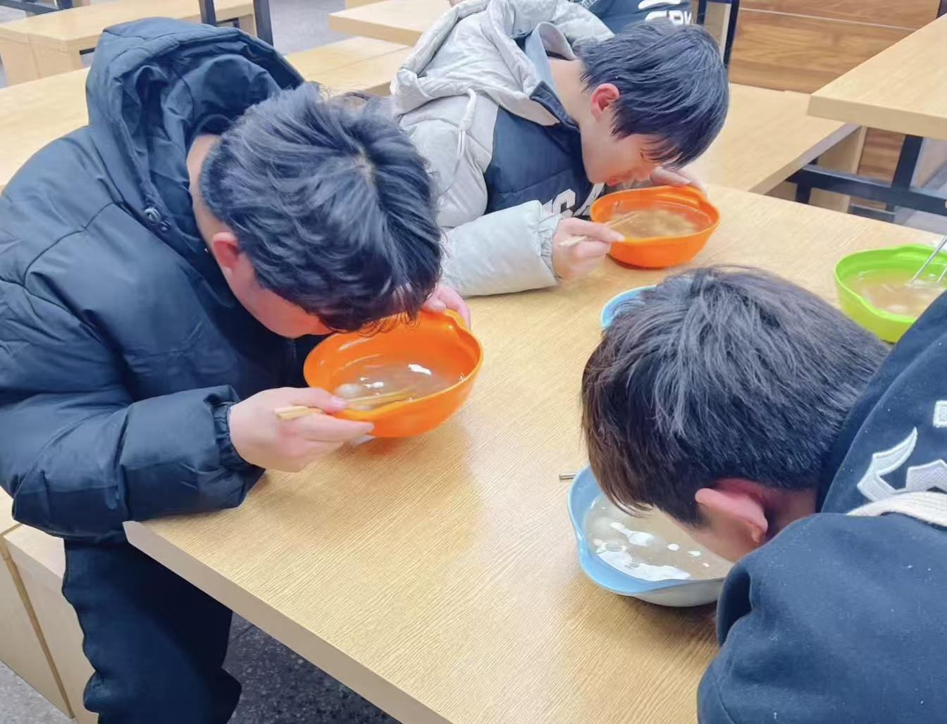 元宵佳节送温暖 情暖学子心03.jpg