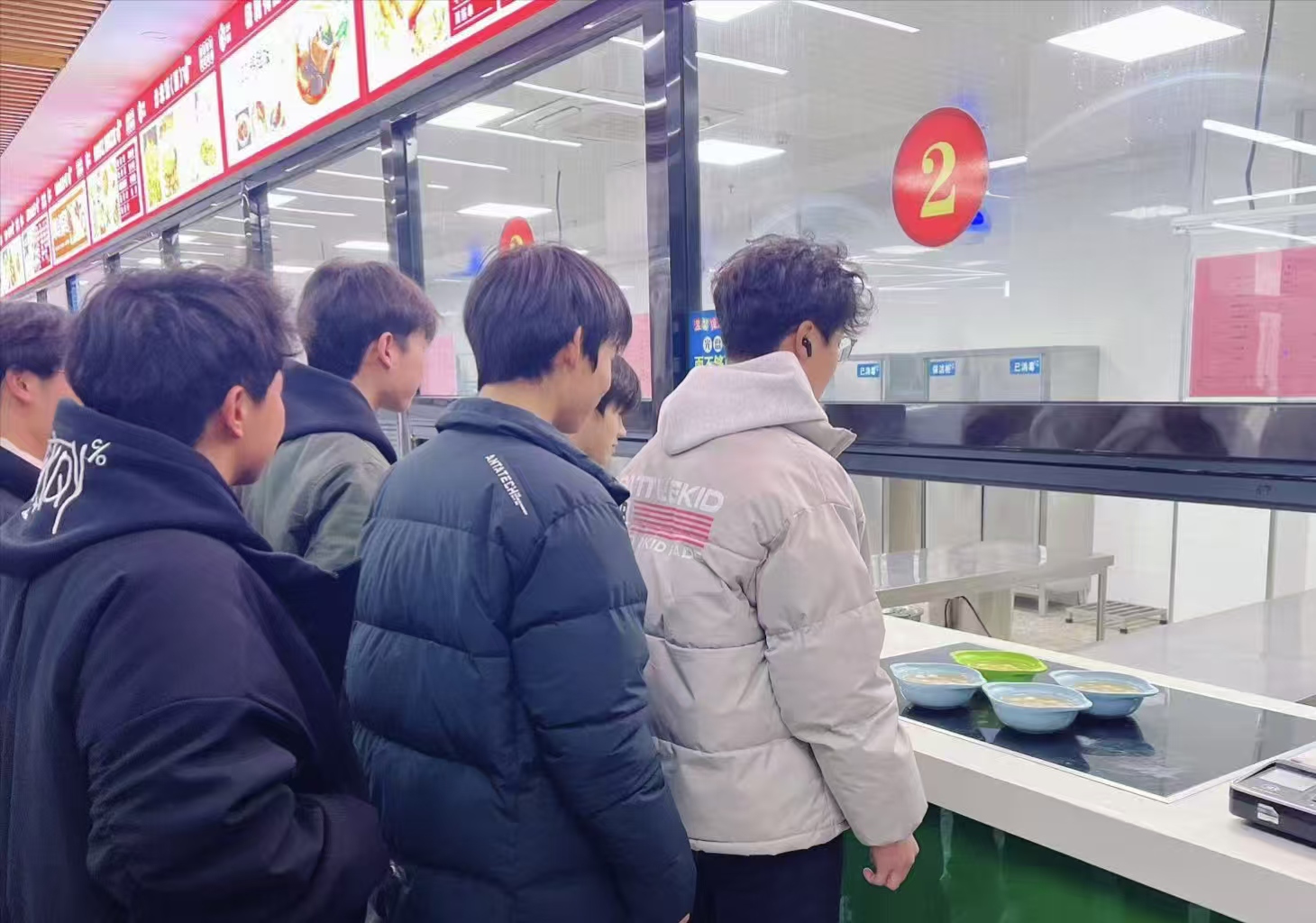 元宵佳节送温暖 情暖学子心02.jpg