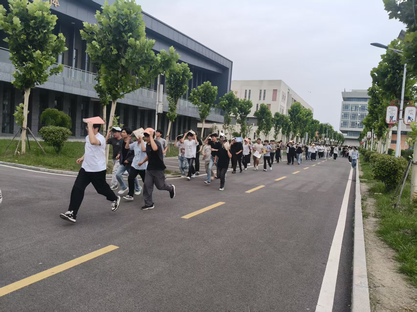 防震演练02.jpg 防震演练02.jpg