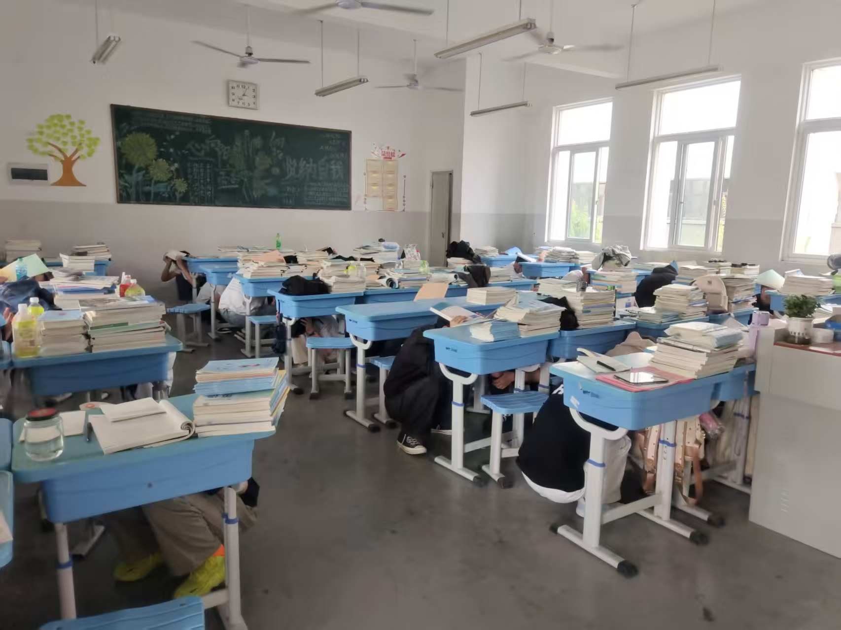 防震演练01.jpg 防震演练01.jpg