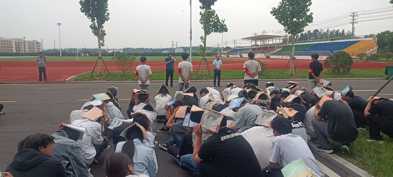 防震演练03.jpg 防震演练03.jpg